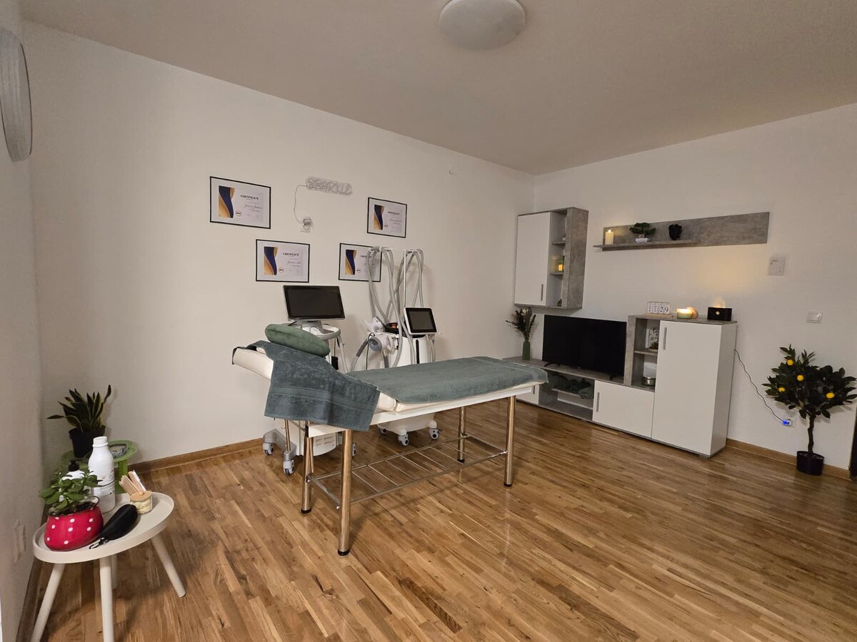 Enterijer kozmetičkog salona Studio Sparkle sa ležajem za tretmane - Mirijevo, Beograd